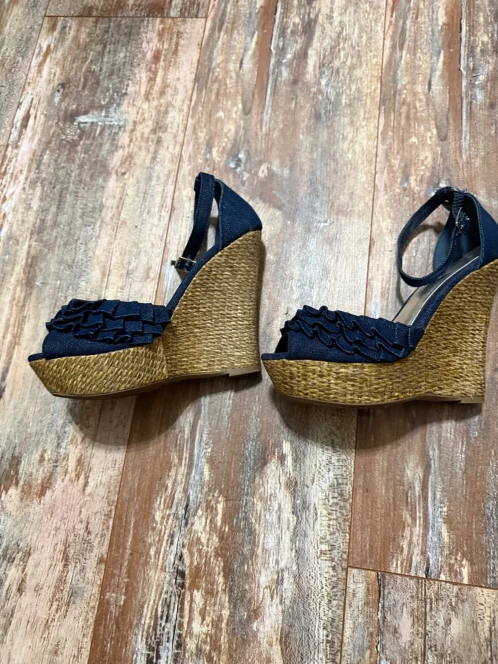 Qupid Navy Ruffle Ankle-Strap Wedge Sandals size 6